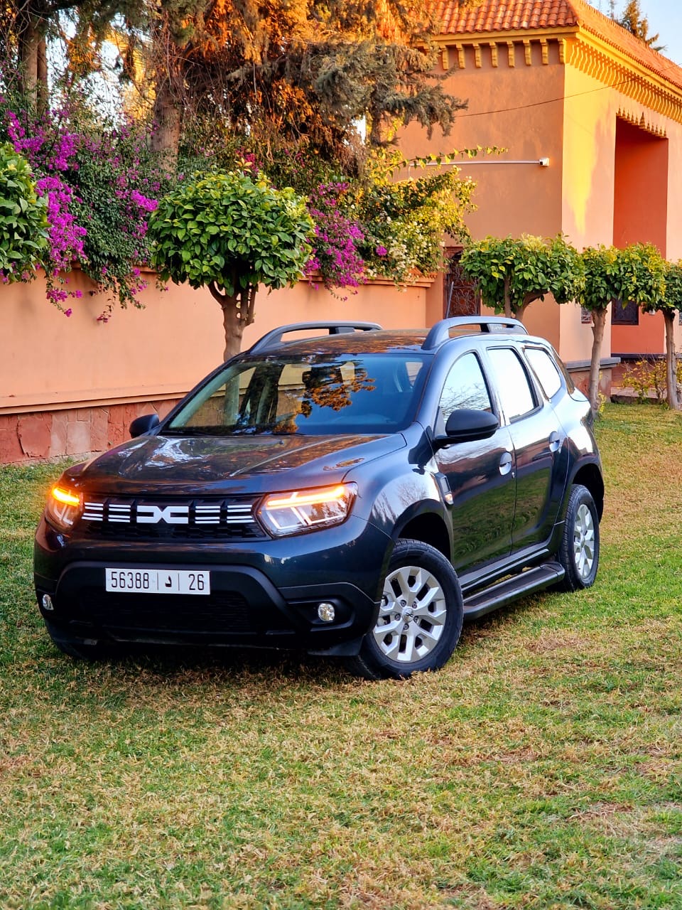 Location Dacia Duster 4x4 jardin villa Marrakech bougainvilliers