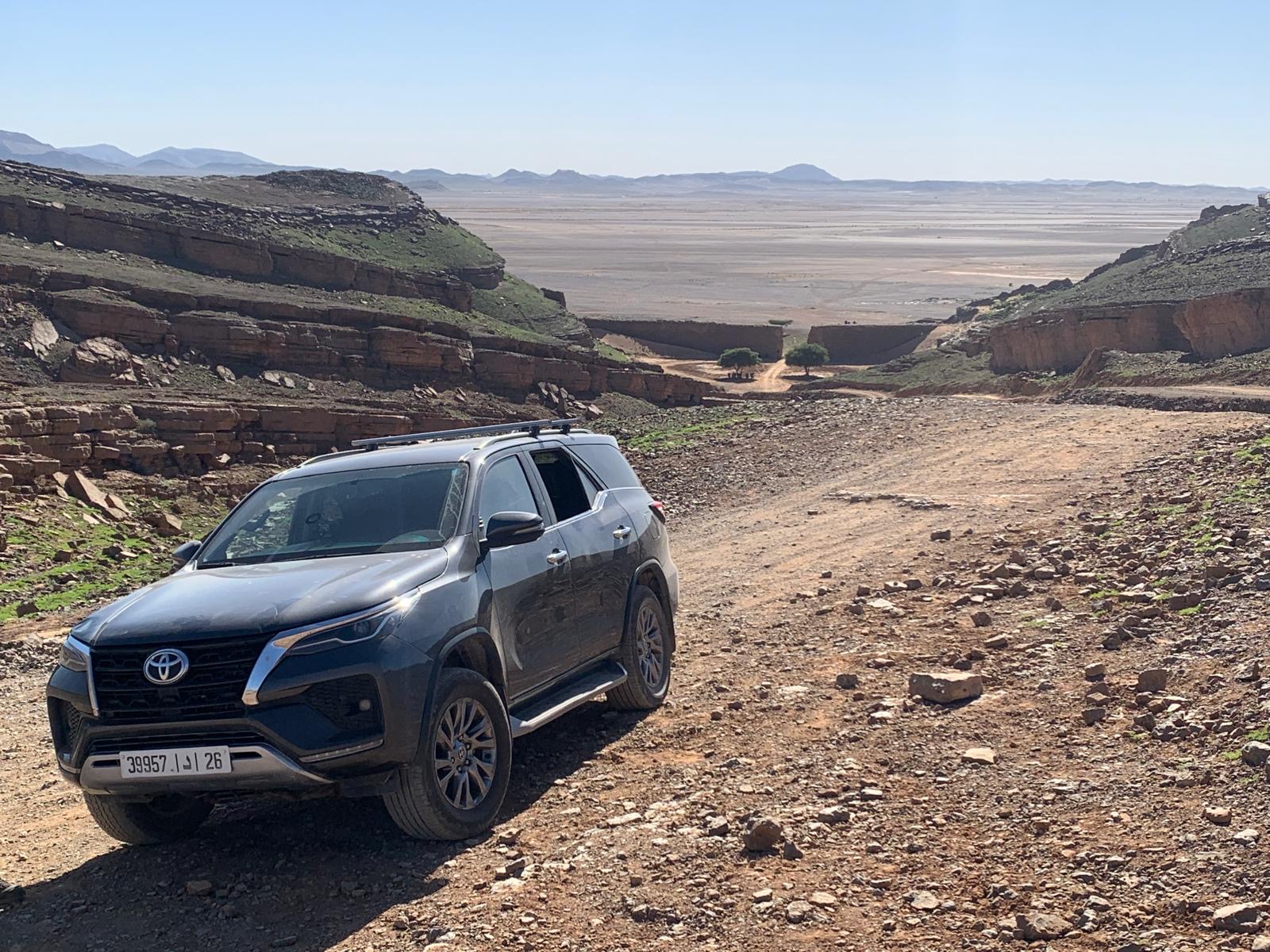 Location 4x4 Toyota Fortuner désert Maroc paysage montagneux