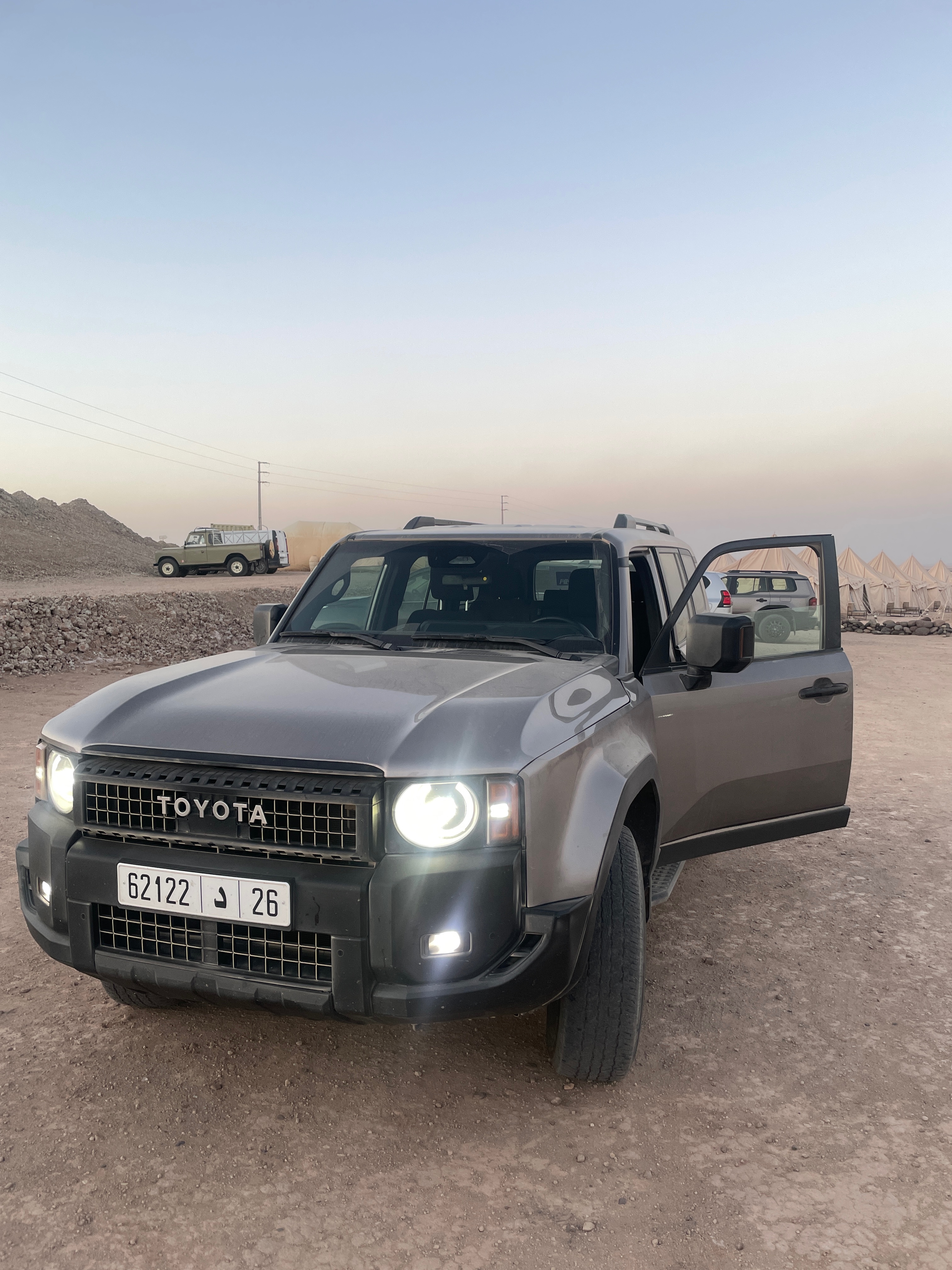 Location Toyota moderne 4x4 désert Maroc phares LED technologie